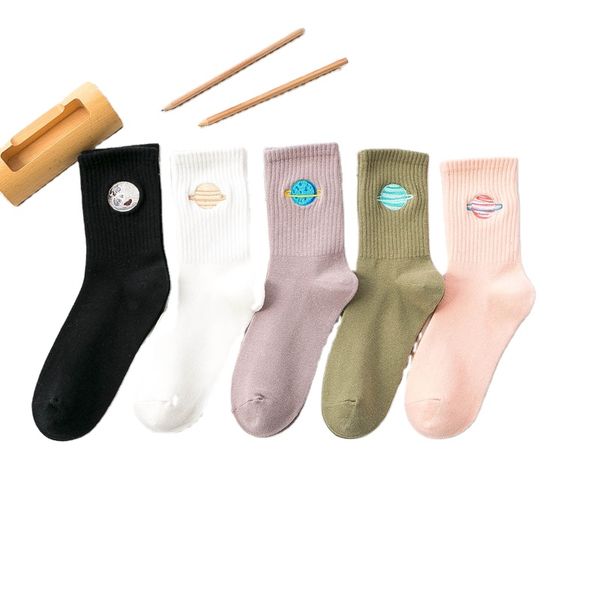 autumn and winter women socks custom jacquard designs planet embroidery combed cotton slouch socks., Black;white
autumn and winter women socks custom jacquard designs planet embroidery combed cotton slouch socks., Black;white