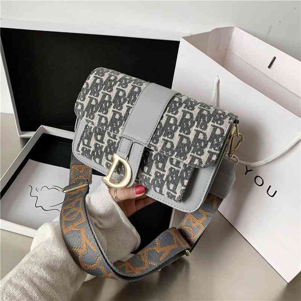 classic bag women's design autumn new fire niche printing camera small square bag ins broadband single shoulder messenger hands
classic bag women's design autumn new fire niche printing camera small square bag ins broadband single shoulder messenger hands