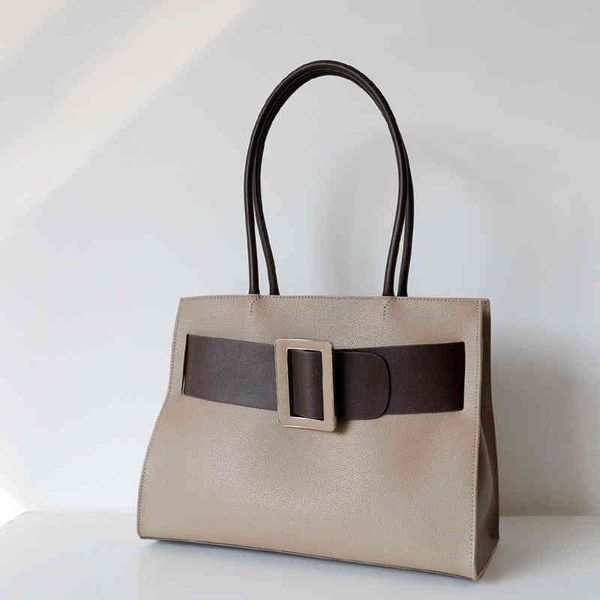 2020 new simple contrast color big buckle handbag women atmospheric briefcase travel and commute all-match single shoulder bag g220421
2020 new simple contrast color big buckle handbag women atmospheric briefcase travel and commute all-match single shoulder bag g220421