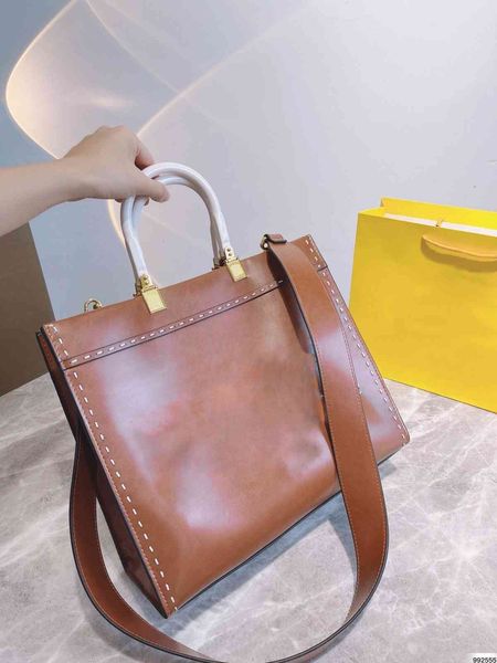 women luxurys designers shoulder bags design hardware handle shopping crossbody wallet designed by well-known designer letter decoration pur
women luxurys designers shoulder bags design hardware handle shopping crossbody wallet designed by well-known designer letter decoration pur