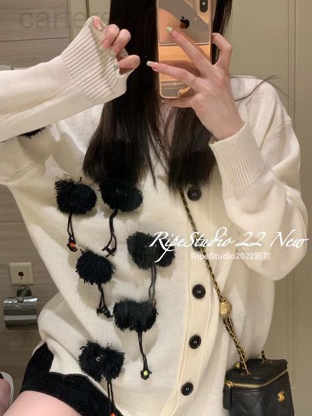 women's sweaters designer 22 spring and summer new minority design beige funny embroidered pom ball open button v-neck lazy knitted swe, White;black
women's sweaters designer 22 spring and summer new minority design beige funny embroidered pom ball open button v-neck lazy knitted swe, White;black