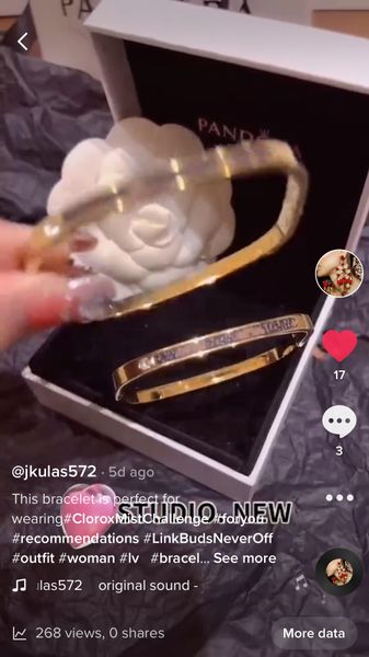 tiktok l family old flower skin clover bracelet female non fading titanium steel permanent high version medieval new ins niche designer, White
tiktok l family old flower skin clover bracelet female non fading titanium steel permanent high version medieval new ins niche designer, White