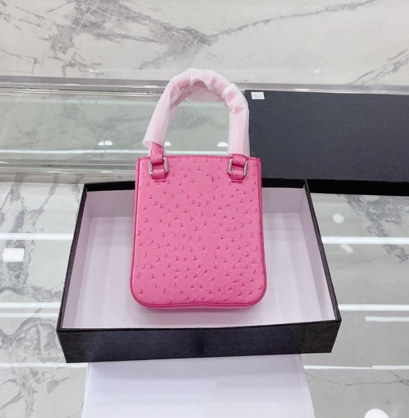 new classic designer bag high end luxury simple elegant large capacity four seasons essential ostrich leather handbag leather nameplate
new classic designer bag high end luxury simple elegant large capacity four seasons essential ostrich leather handbag leather nameplate