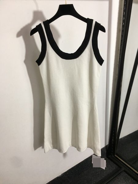 400 l 2022 milan runway dress spring summer dress brand same style empire above knee sleeveless black crew neck flora print weini
400 l 2022 milan runway dress spring summer dress brand same style empire above knee sleeveless black crew neck flora print weini