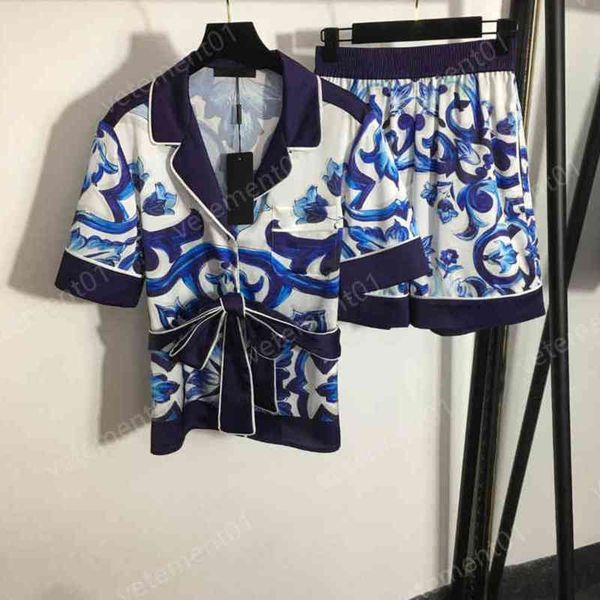 womens two pieces pants blue and white porcelain print bow lapel short-sleeved shirt and high-waisted shorts 2 piece sets designer women tra
womens two pieces pants blue and white porcelain print bow lapel short-sleeved shirt and high-waisted shorts 2 piece sets designer women tra