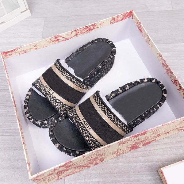 woman 2021 new beach slippers leather cartoon big head flat shoes letters metal lock slippers 35-42, Black
woman 2021 new beach slippers leather cartoon big head flat shoes letters metal lock slippers 35-42, Black