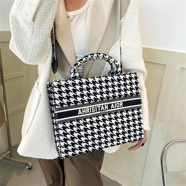 leisure canvas single tote class large capacity portable shopping red envelope purses outlet online
leisure canvas single tote class large capacity portable shopping red envelope purses outlet online