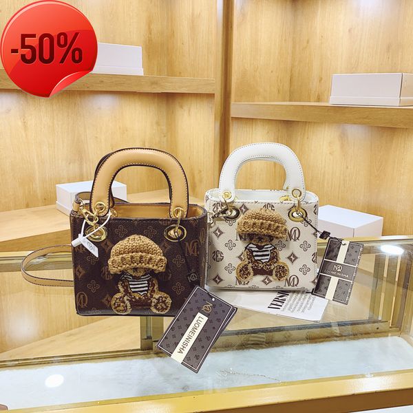 the factory directly princs diana women's 2022 new printed hand texture fashion msenger bag light luxury shoulder bag
the factory directly princs diana women's 2022 new printed hand texture fashion msenger bag light luxury shoulder bag