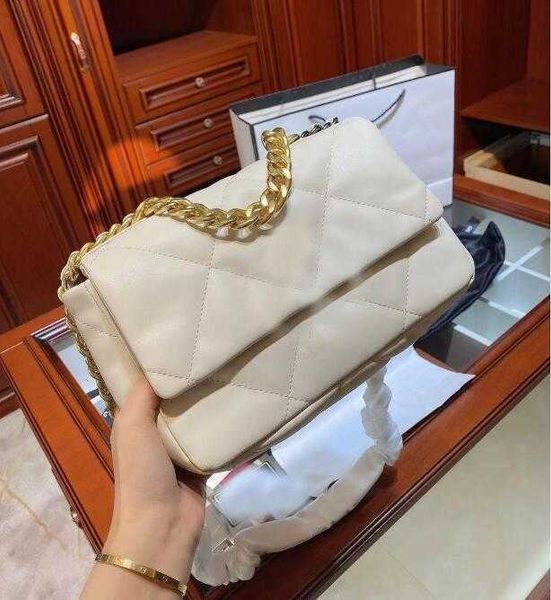 luxury designer bag 2022 fashion trend rubber teeth pull strap cover magnetic buckle double layer wrist single shoulder messenger
luxury designer bag 2022 fashion trend rubber teeth pull strap cover magnetic buckle double layer wrist single shoulder messenger