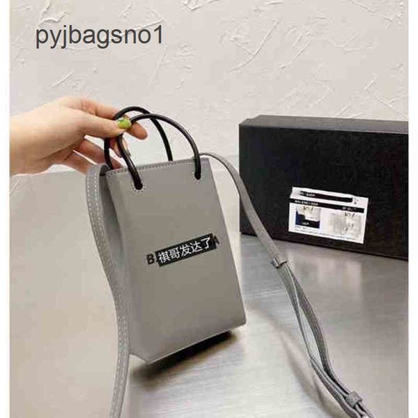 2022ss designer bag balenciga 2022 letter mobile phone b change mini hand diagonal cross men's and women's fas w060
2022ss designer bag balenciga 2022 letter mobile phone b change mini hand diagonal cross men's and women's fas w060