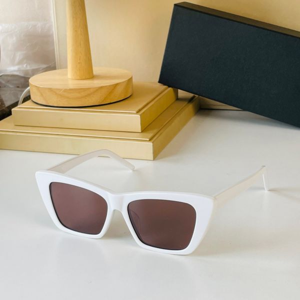 2022 new trend white frame red lens sunglasses simple style ins personality wear street shooting sunglasses female cross-border glasses, White;black
2022 new trend white frame red lens sunglasses simple style ins personality wear street shooting sunglasses female cross-border glasses, White;black