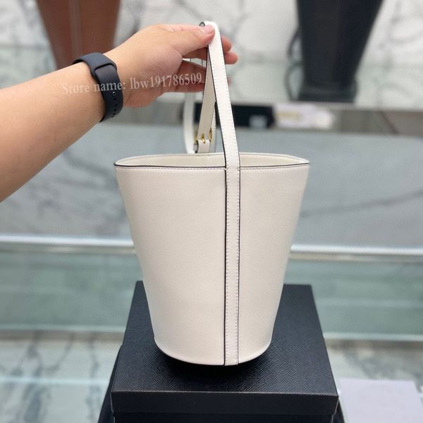 new fashion brand luxury vintage designer bucket bag 2022 womens blue black retro style denim one shoulder crossbody bags leather handbag al
new fashion brand luxury vintage designer bucket bag 2022 womens blue black retro style denim one shoulder crossbody bags leather handbag al