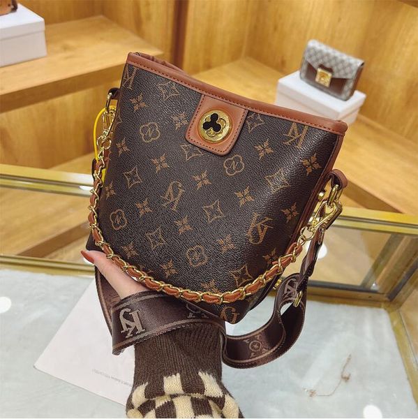 wholesale factory ladies leathers shoulder bag small fresh printed fashion backpack street trend contrast color leather handbags classic old 
wholesale factory ladies leathers shoulder bag small fresh printed fashion backpack street trend contrast color leather handbags classic old