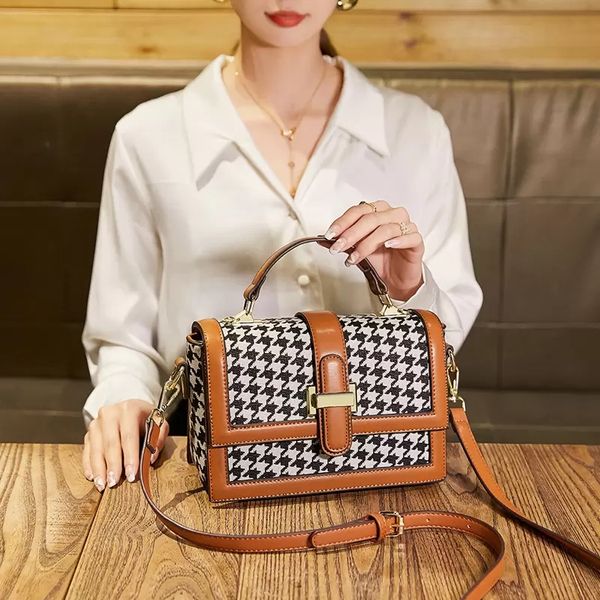 crossbody bags fashion luxury design single shoulder cross bag 2022popular square bag women's color matching handbag
crossbody bags fashion luxury design single shoulder cross bag 2022popular square bag women's color matching handbag