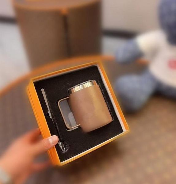 22ss 8style luxury logo designer mugs lid spoon set with brand box package stainless steel insulated beer coffee mug portable car cup water
22ss 8style luxury logo designer mugs lid spoon set with brand box package stainless steel insulated beer coffee mug portable car cup water