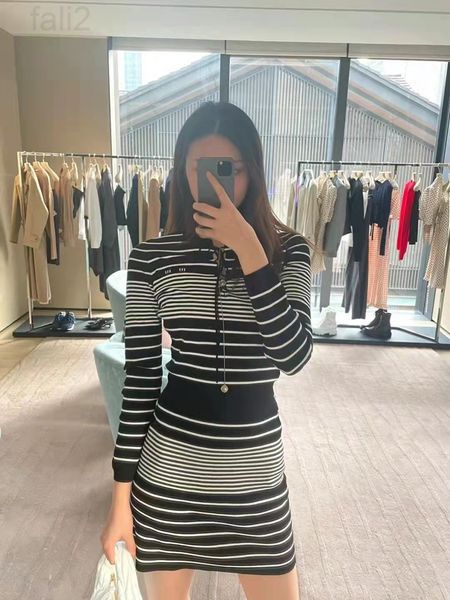 women's t-shirt designer 2022 spring / summer new contrast striped v-neck lace up letter t-shirt casual versatile round neck short slee, White
women's t-shirt designer 2022 spring / summer new contrast striped v-neck lace up letter t-shirt casual versatile round neck short slee, White