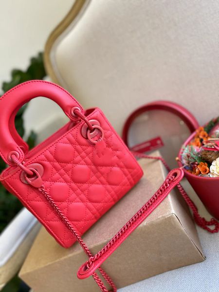 gradient ramp hand red bag saddles handbags women's bags classic bag one shoulder chain all leather small square box
gradient ramp hand red bag saddles handbags women's bags classic bag one shoulder chain all leather small square box