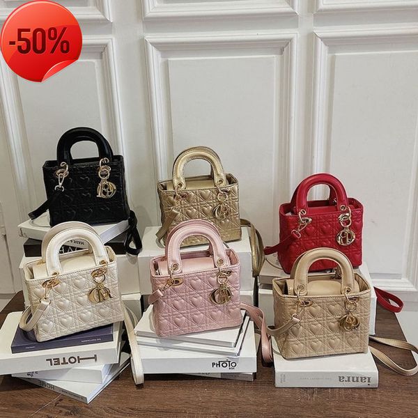 luxury designerfeel foreign style hand-held small square women's 2022 fashion new princess bag
luxury designerfeel foreign style hand-held small square women's 2022 fashion new princess bag