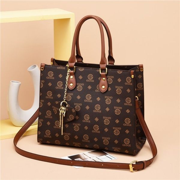 wholesale factory ladies brand shoulder bags hong kong style double-sided printed handbag horizontal large capacity leather tote bag elegant
wholesale factory ladies brand shoulder bags hong kong style double-sided printed handbag horizontal large capacity leather tote bag elegant