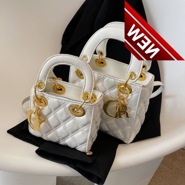 minority design female 2022 new fashion portable princess of wales lingge single shoulder diagonal bag
minority design female 2022 new fashion portable princess of wales lingge single shoulder diagonal bag