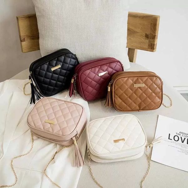 designer luxury shoulder bags ladies simple casual versatile handbags fashion rhombus fringe pendant crossbody one-shoulder bags womens hand
designer luxury shoulder bags ladies simple casual versatile handbags fashion rhombus fringe pendant crossbody one-shoulder bags womens hand