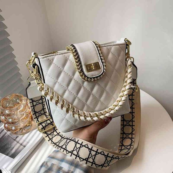 2022 factory wholesale new xiaoxiangfeng pu soft leather lingge embroidered thread bucket new wandering korean wide shoulder belt messenger
2022 factory wholesale new xiaoxiangfeng pu soft leather lingge embroidered thread bucket new wandering korean wide shoulder belt messenger