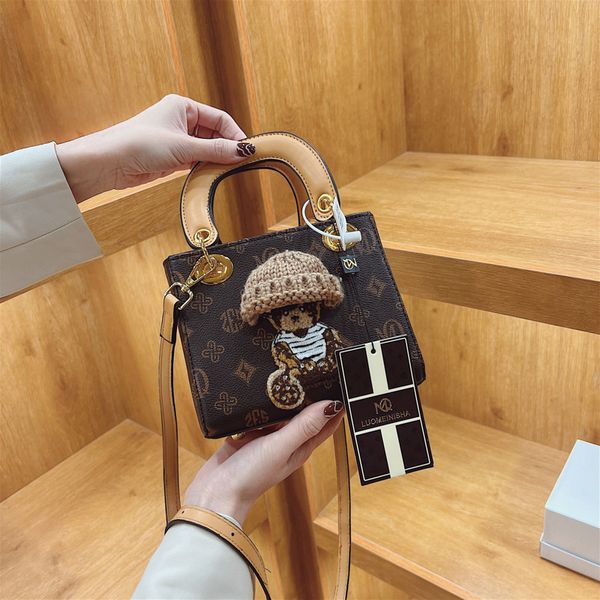 wholesale factory ladies messenger bags this year's popular printed handbags sweet cute cartoon embroidered handbag street trend contra
wholesale factory ladies messenger bags this year's popular printed handbags sweet cute cartoon embroidered handbag street trend contra