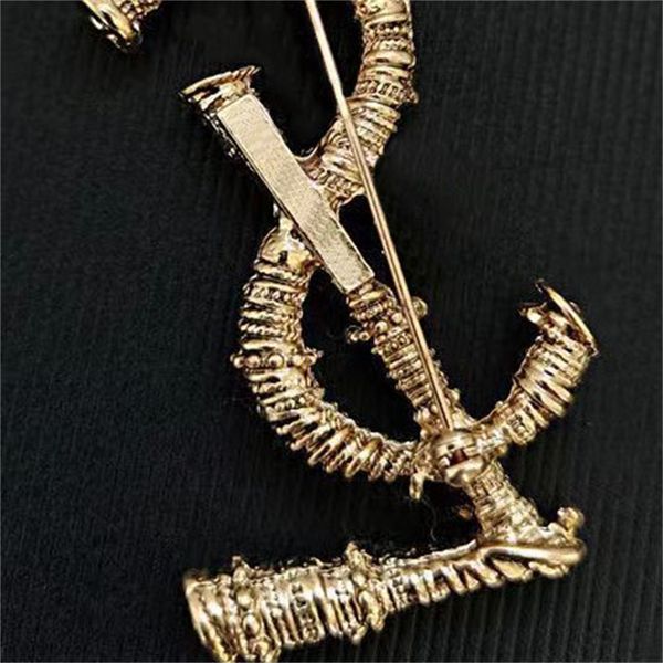 luxury designers jewelry brands fahsion classical brooches for womens mens lady girls classic golden letters brooch for wedding gifts party, Gray
luxury designers jewelry brands fahsion classical brooches for womens mens lady girls classic golden letters brooch for wedding gifts party, Gray