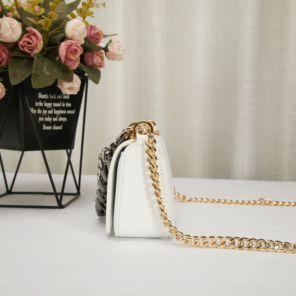 women's classic chain shoulder bag genuine leather large capacity fine workmanship simple design versatile temperament
women's classic chain shoulder bag genuine leather large capacity fine workmanship simple design versatile temperament