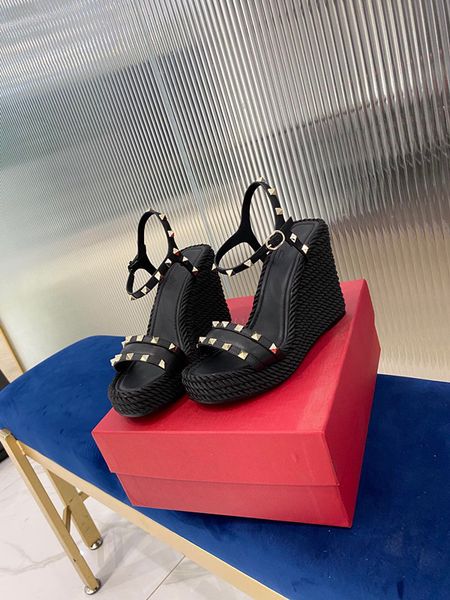 2022 summer new style sandal thick sole slippers genuine leather platform leak shoes high heel rivet design for ladies, Black
2022 summer new style sandal thick sole slippers genuine leather platform leak shoes high heel rivet design for ladies, Black