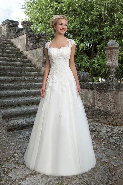 gorgeous a line wedding dress appliques lace beaded long ivory tulle bridal gowns cap sleeve royal square neck robe de mariée vintage bride, White
gorgeous a line wedding dress appliques lace beaded long ivory tulle bridal gowns cap sleeve royal square neck robe de mariée vintage bride, White