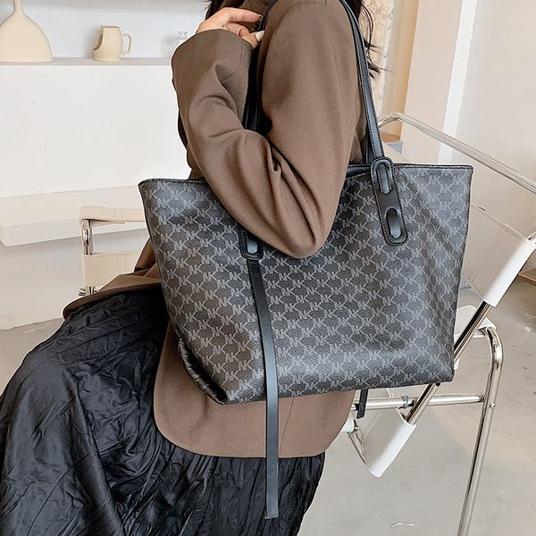 large capacity lady's bag 2022 new fashion high-grade texture niche white-collar class commuter single shoulder tote bag
large capacity lady's bag 2022 new fashion high-grade texture niche white-collar class commuter single shoulder tote bag