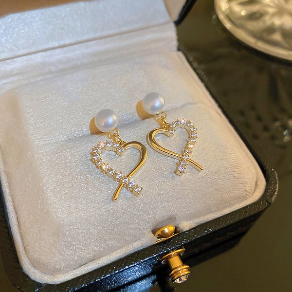 silver needle micro inlaid zircon pearl hearth-shaped earrings niche design ear stud earring korean fashion ol graceful earrings, Golden
silver needle micro inlaid zircon pearl hearth-shaped earrings niche design ear stud earring korean fashion ol graceful earrings, Golden