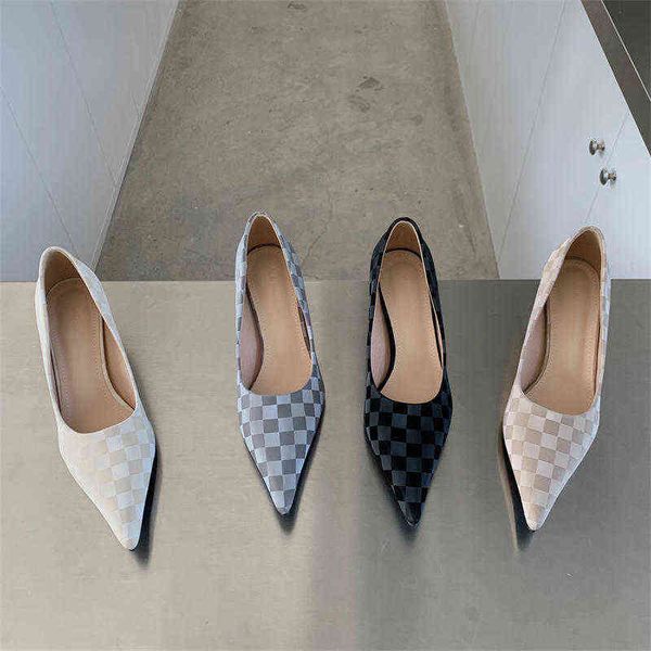 brand women's shoes new korean version lacquer leather pointed toe cover, middle and high heels, versatile thick heel, shallow mouth, Black
brand women's shoes new korean version lacquer leather pointed toe cover, middle and high heels, versatile thick heel, shallow mouth, Black