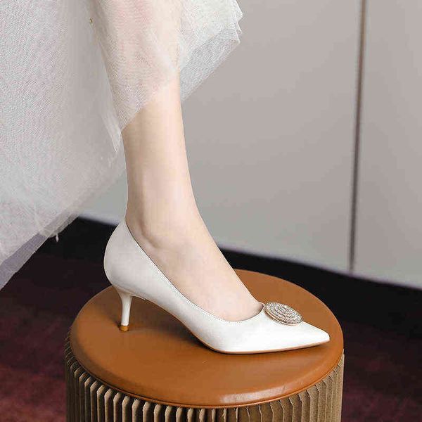 autumn 2022 round button middle fashion banquet french bride high heel's thin heels white, Black
autumn 2022 round button middle fashion banquet french bride high heel's thin heels white, Black