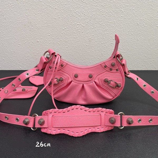 2022 ladies handbag classic motorcycle bag element design rivet leather half crescent le cagole one shoulder oblique fast delivery
2022 ladies handbag classic motorcycle bag element design rivet leather half crescent le cagole one shoulder oblique fast delivery