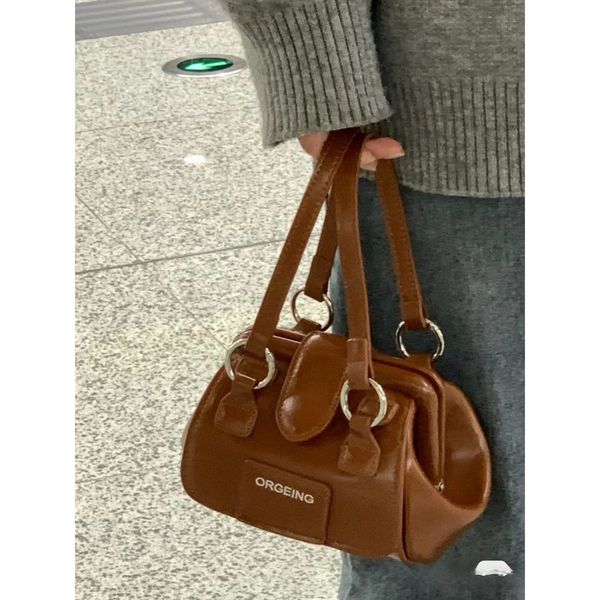 2022 new original messenger bag niche chocolate color retro metal bowling bag magnetic suction portable shoulder bags, Black;red
2022 new original messenger bag niche chocolate color retro metal bowling bag magnetic suction portable shoulder bags, Black;red