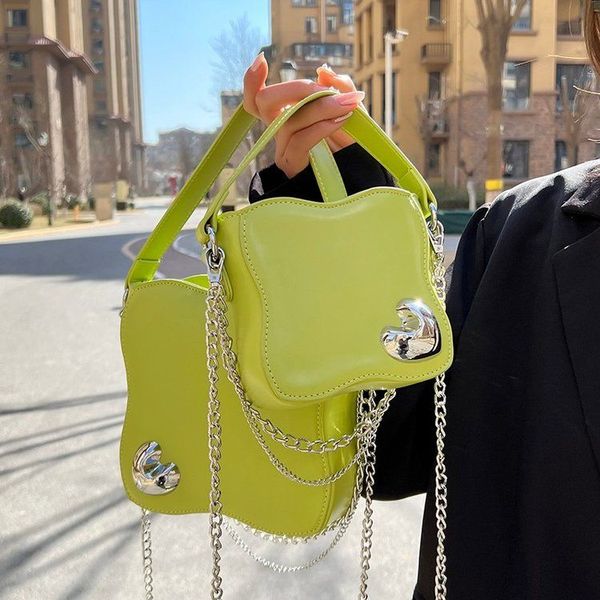 2022 summer new fashion small women's messenger bag pu leather designer trend chain one shoulder handbag luxury, Black;red
2022 summer new fashion small women's messenger bag pu leather designer trend chain one shoulder handbag luxury, Black;red