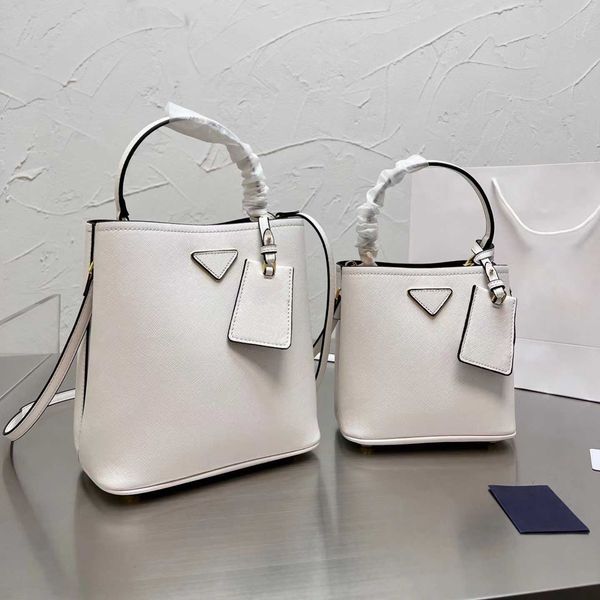 luxurys designers shoulder bags woman fashion classic handbags limited edition lady handbag high capacity travel shopping bag
luxurys designers shoulder bags woman fashion classic handbags limited edition lady handbag high capacity travel shopping bag