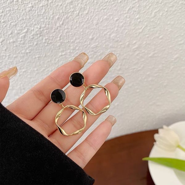 korean version of the circle stud 2021 new temperament high-end black earrings female retro all-match fashion earrings trend, Golden;silver
korean version of the circle stud 2021 new temperament high-end black earrings female retro all-match fashion earrings trend, Golden;silver