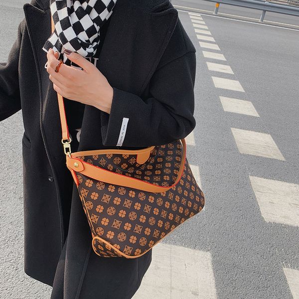 women brand designer handbag 2022 fashion shoulder messenger bag trend female crossbody large capacity shopper totes
women brand designer handbag 2022 fashion shoulder messenger bag trend female crossbody large capacity shopper totes