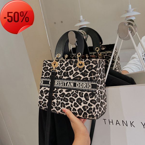 the factory directly temperament black white checked women's bag 2022 new single shoulder msenger bag fashion leopard print princs of t
the factory directly temperament black white checked women's bag 2022 new single shoulder msenger bag fashion leopard print princs of t