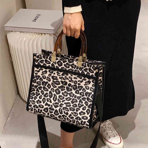 fashion women's new high-quality versatile bag luxury designer large capacity fashion broadband msenger autumn winter portable commuter
fashion women's new high-quality versatile bag luxury designer large capacity fashion broadband msenger autumn winter portable commuter