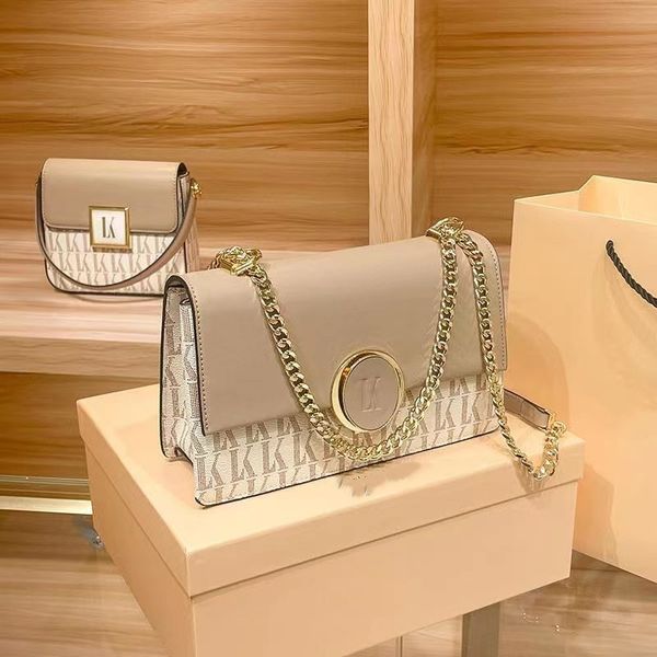 2022 new fashion designer chain bag ladies one-shoulder messenger small square bag high-end light luxury
2022 new fashion designer chain bag ladies one-shoulder messenger small square bag high-end light luxury