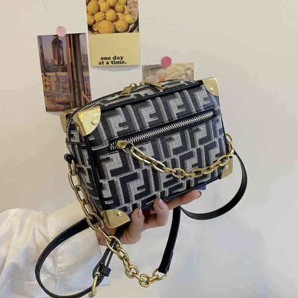 design luxury fashion bags square box printing chain personalized street style trend
design luxury fashion bags square box printing chain personalized street style trend