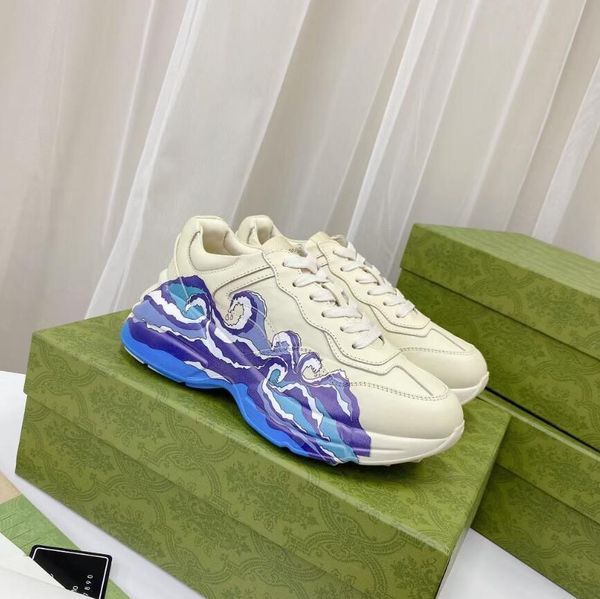 2022 designer shoes boots op01 leather rhyton sneakers fashion beige men women sports retro luxury chaus new sneakers ladies size 35-45 dust, Black
2022 designer shoes boots op01 leather rhyton sneakers fashion beige men women sports retro luxury chaus new sneakers ladies size 35-45 dust, Black