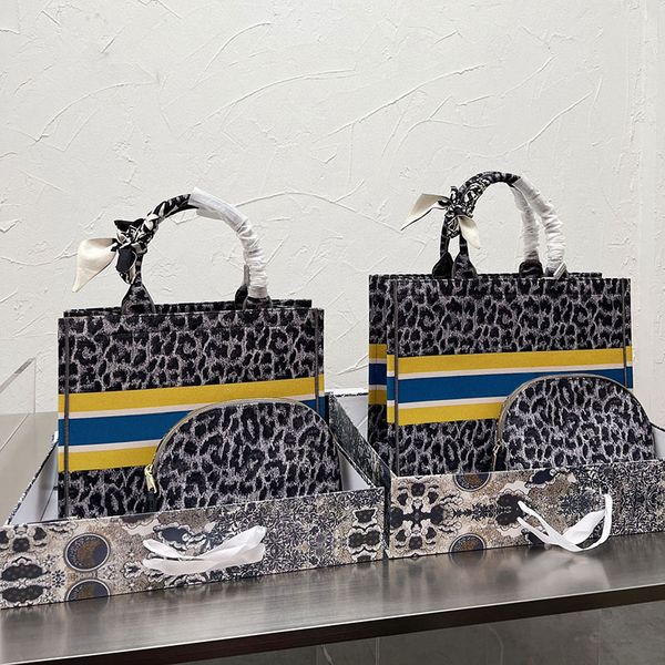 luxury fashion 2-in-1 tote bag boutique gift box plus small gift silk scarf high-quality large-capacity embroidered shopping handbag xb50006
luxury fashion 2-in-1 tote bag boutique gift box plus small gift silk scarf high-quality large-capacity embroidered shopping handbag xb50006