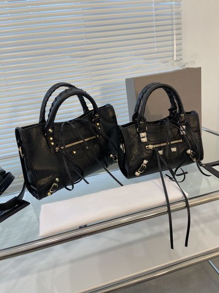designer's female hand - held crossbody motorcycle bag forever classic bags stylish and handsome girl's handbag luxury fashion sho
designer's female hand - held crossbody motorcycle bag forever classic bags stylish and handsome girl's handbag luxury fashion sho