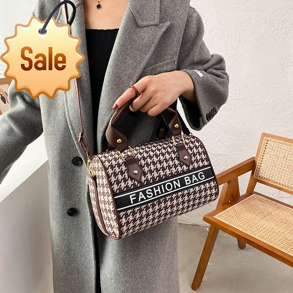 2022 trendy fashion design ladies bags factory direct clothing popular lattice women's new one shoulder texture portable
2022 trendy fashion design ladies bags factory direct clothing popular lattice women's new one shoulder texture portable