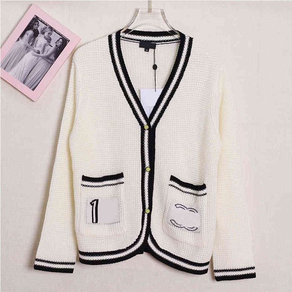 women's knits tees spring and autumn style small fragrance v-neck letter double pocket jacquard knitted cardigan black white contrast c
women's knits tees spring and autumn style small fragrance v-neck letter double pocket jacquard knitted cardigan black white contrast c